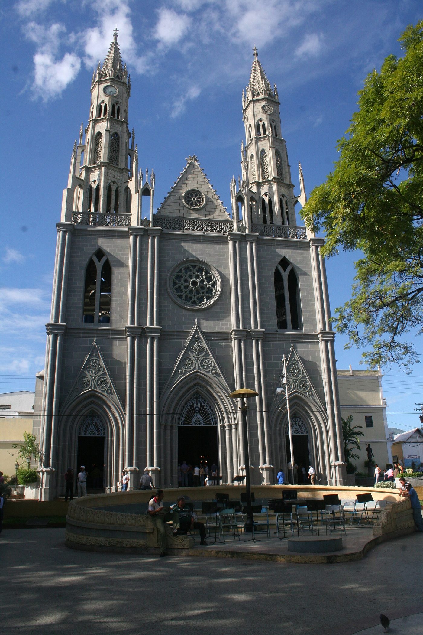 La iglesia de San Sebastián, en Valera, con sus dos torres blancas y el cielo azul